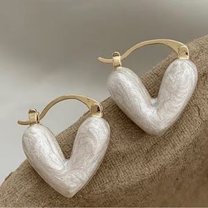 🤍NWT-White Heart Earring 🤍